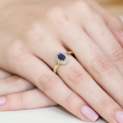 Pierścionek zaręczynowy z żółtego złota z szafirem i diamentami 0,07ct Fire Of Love