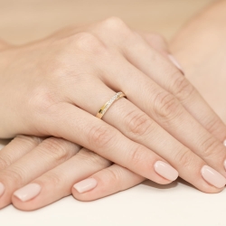 Pierścionek zaręczynowy z żółtego złota z diamentami 0,07ct Fire Of Love