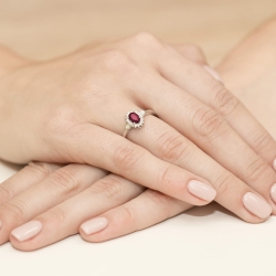 Pierścionek zaręczynowy z żółtego złota z rubinem i diamentami 0,10ct Fire Of Love