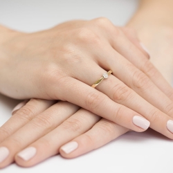 Pierścionek zaręczynowy z żółtego złota z diamentami 0,04ct Fire Of Love
