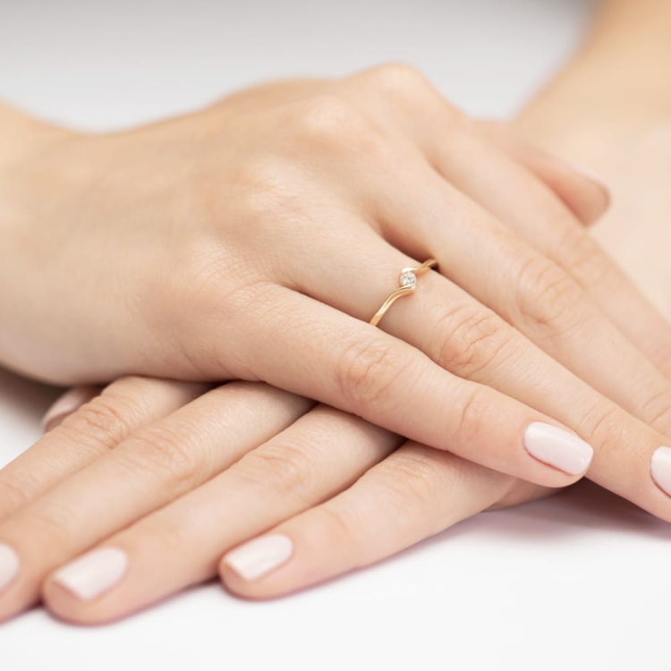 Pierścionek zaręczynowy z żółtego złota z diamentem 0,09ct Fire Of Love