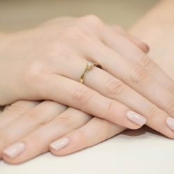 Pierścionek zaręczynowy z żółtego złota z diamentem 0,12ct Fire Of Love