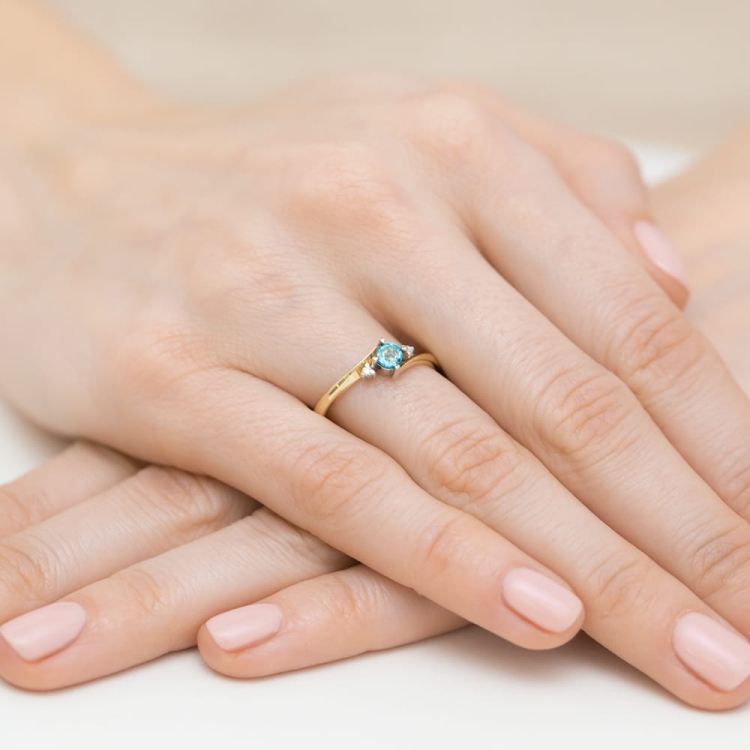 Pierścionek zaręczynowy z żółtego złota z topazem i diamentami 0,03ct Fire Of Love
