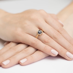Pierścionek zaręczynowy z żółtego złota z szafirem i brylantami 0,06ct Fire Of Love