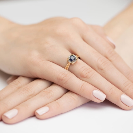 Przejdź do produktu Pierścionek zaręczynowy z żółtego złota z szafirem i brylantami 0,06ct Fire Of Love