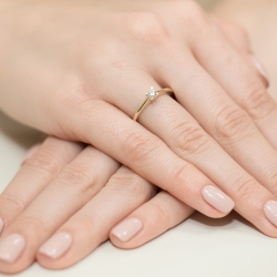 Pierścionek zaręczynowy z żółtego złota z diamentem 0,15ct Fire Of Love