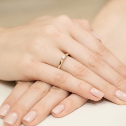 Pierścionek zaręczynowy z żółtego złota z diamentem 0,15ct Fire Of Love
