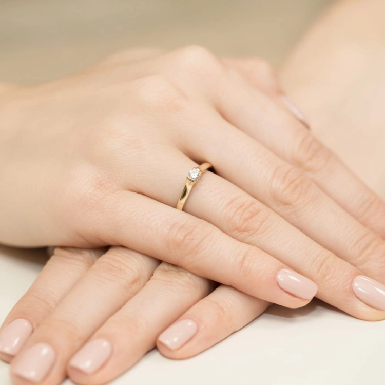 Pierścionek zaręczynowy z żółtego złota z diamentem 0,15ct Fire Of Love