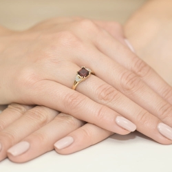 Pierścionek zaręczynowy z żółtego złota z granatem i diamentami 0,06ct Fire Of Love