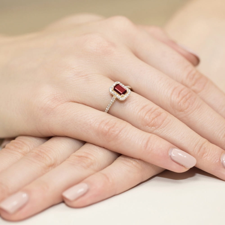 Pierścionek zaręczynowy z żółtego złota z rubinem i diamentami 0,19ct Fire Of Love
