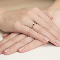 Pierścionek zaręczynowy z żółtego złota z diamentem 0,09ct Fire Of Love