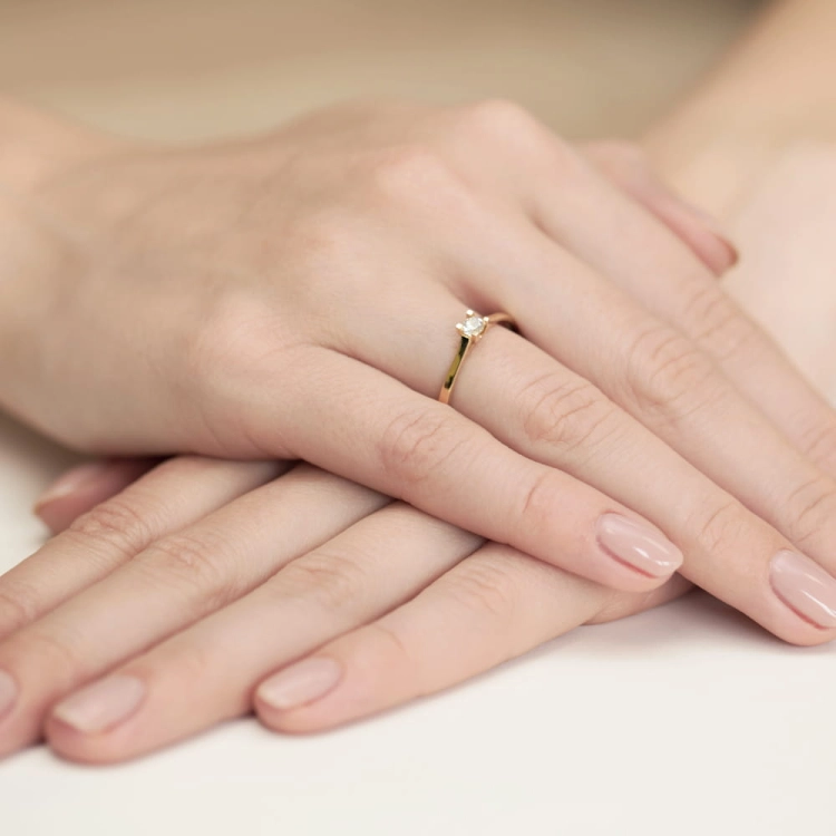 Pierścionek zaręczynowy z żółtego złota z diamentem 0,09ct Fire Of Love