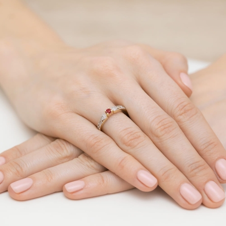 Przejdź do produktu Pierścionek zaręczynowy z żółtego złota z rubinem i diamentami 0,03ct Fire Of Love