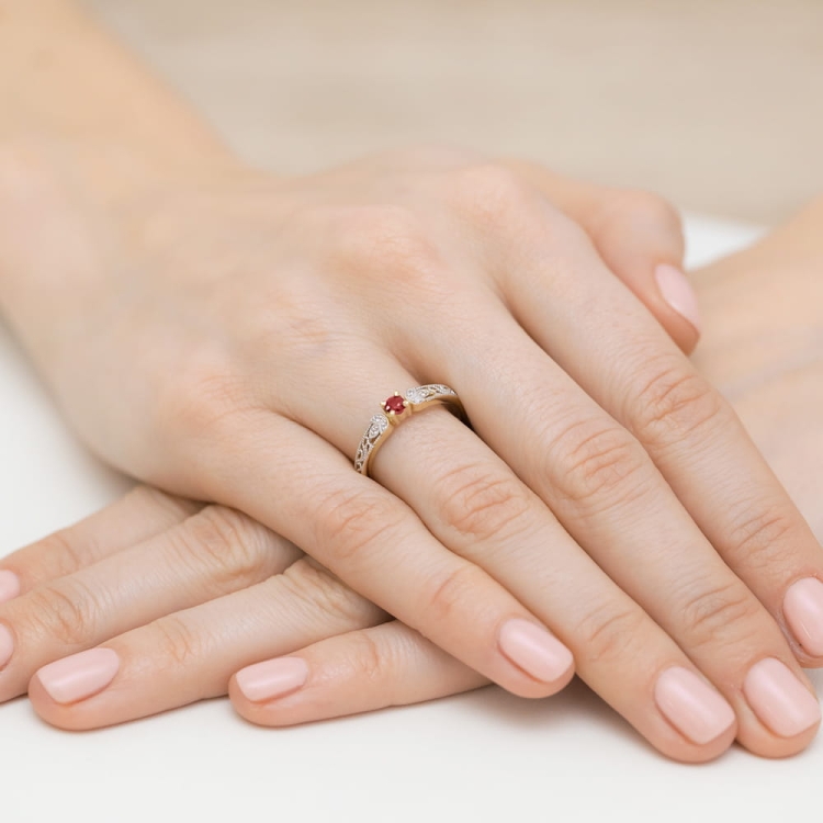 Pierścionek zaręczynowy z żółtego złota z rubinem i diamentami 0,03ct Fire Of Love