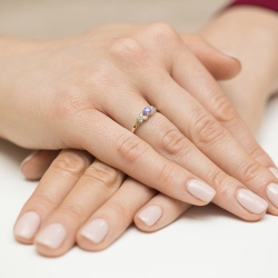 Pierścionek zaręczynowy z żółtego złota z tanzanitem i diamentami 0,02ct Fire Of Love