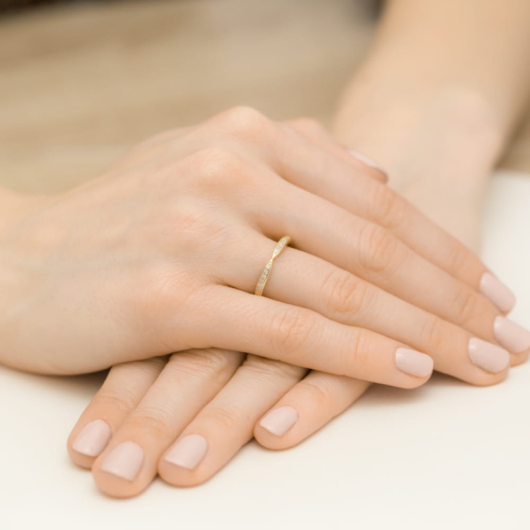 Pierścionek zaręczynowy z żółtego złota z diamentami 0,10ct Fire Of Love