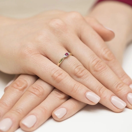Przejdź do produktu Pierścionek zaręczynowy z żółtego złota z rubinem i diamentami 0,03ct Fire Of Love