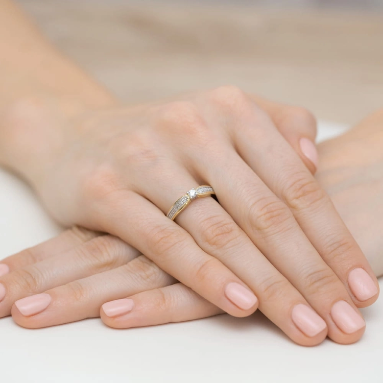 Pierścionek zaręczynowy z żółtego złota z diamentami 0,17ct Fire Of Love