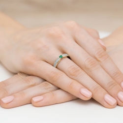 Pierścionek zaręczynowy z żółtego złota z szmaragdem i diamentami 0,09ct Fire Of Love