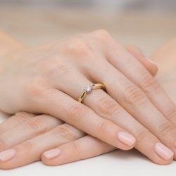 Pierścionek zaręczynowy z żółtego złota z diamentem 0,15ct Fire Of Love