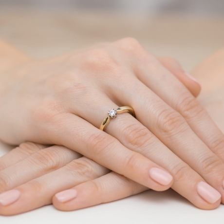 Przejdź do produktu Pierścionek zaręczynowy z żółtego złota z diamentem 0,15ct Fire Of Love 
