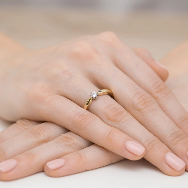 Pierścionek zaręczynowy z żółtego złota z diamentem 0,15ct Fire Of Love