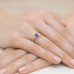 Pierścionek zaręczynowy z żółtego złota z szafirem i diamentami 0,18ct Fire Of Love
