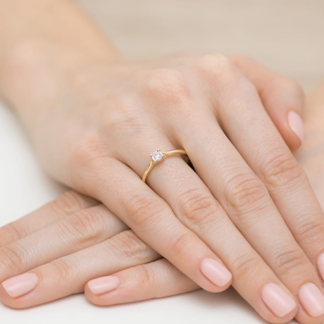 Przejdź do produktu Pierścionek zaręczynowy z żółtego złota z diamentem 0,08ct Fire Of Love 