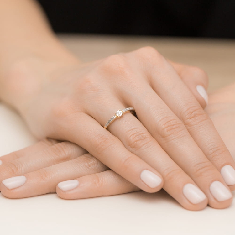 Pierścionek zaręczynowy z żółtego złota z diamentami 0,07ct Fire Of Love