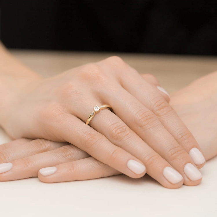 Pierścionek zaręczynowy z żółtego złota z diamentami 0,03ct Fire Of Love