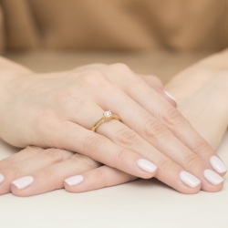 Pierścionek zaręczynowy z żółtego złota z diamentem 0,08ct Fire Of Love