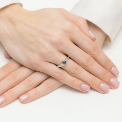 Pierścionek zaręczynowy z żółtego złota z szafirem i diamentami 0,06ct Fire Of Love