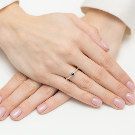 Przejdź do produktu Pierścionek zaręczynowy z żółtego złota z szafirem i diamentami 0,04ct Fire Of Love 