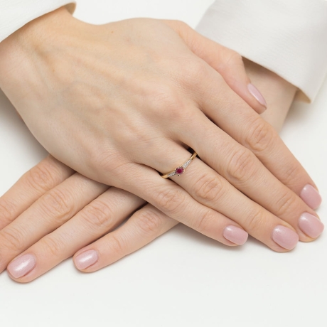 Przejdź do produktu Pierścionek zaręczynowy z żółtego złota z rubinem i diamentami 0,03ct Fire Of Love 