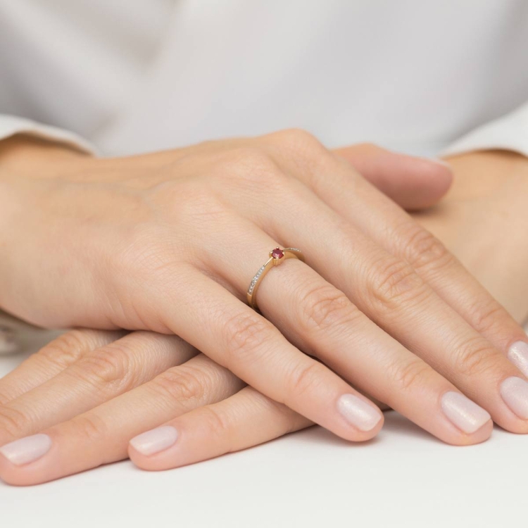 Pierścionek zaręczynowy z żółtego złota z rubinem i diamentami 0,01ct Fire Of Love