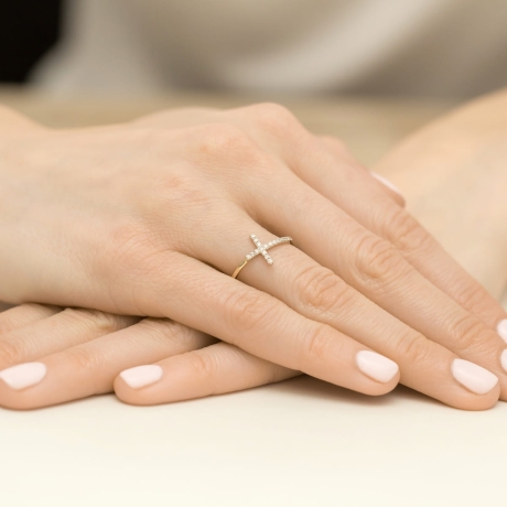 Przejdź do produktu Pierścionek zaręczynowy z żółtego złota z diamentami 0,09ct krzyż Fire Of Love 