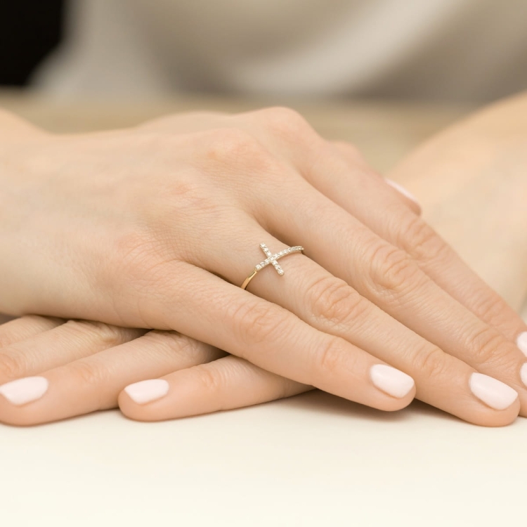 Pierścionek zaręczynowy z żółtego złota z diamentami 0,09ct krzyż Fire Of Love