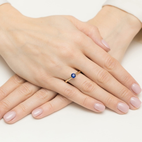 Przejdź do produktu Pierścionek zaręczynowy z żółtego złota z szafirem i brylantami 0,04ct Fire Of Love 