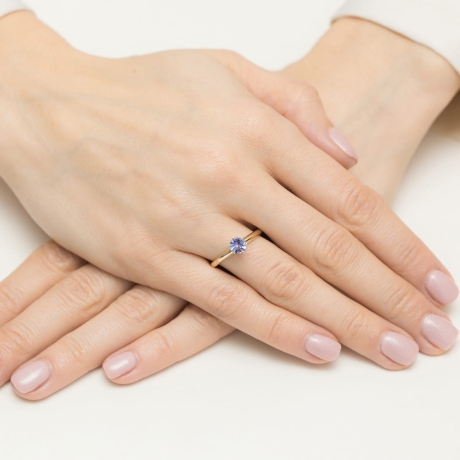 Przejdź do produktu Pierścionek zaręczynowy z żółtego złota z tanzanitem i diamentami 0,04ct Fire Of Love