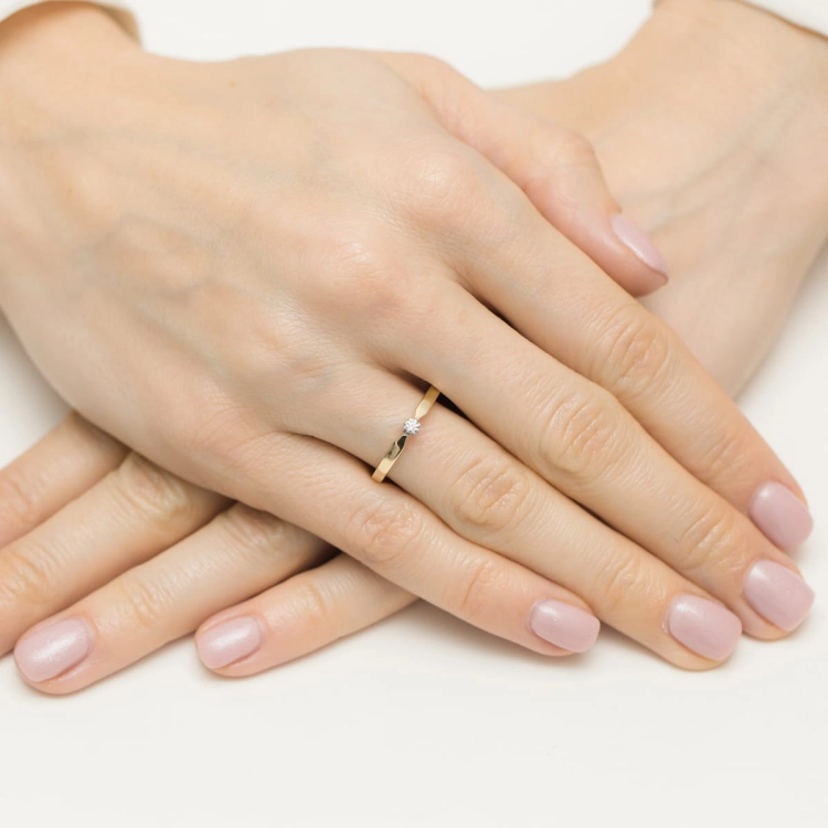 Pierścionek zaręczynowy z żółtego złota z diamentem 0,04ct Fire Of Love