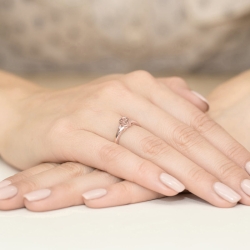 Pierścionek zaręczynowy z różowego złota z morganitem i diamentami 0,03ct Fire Of Love