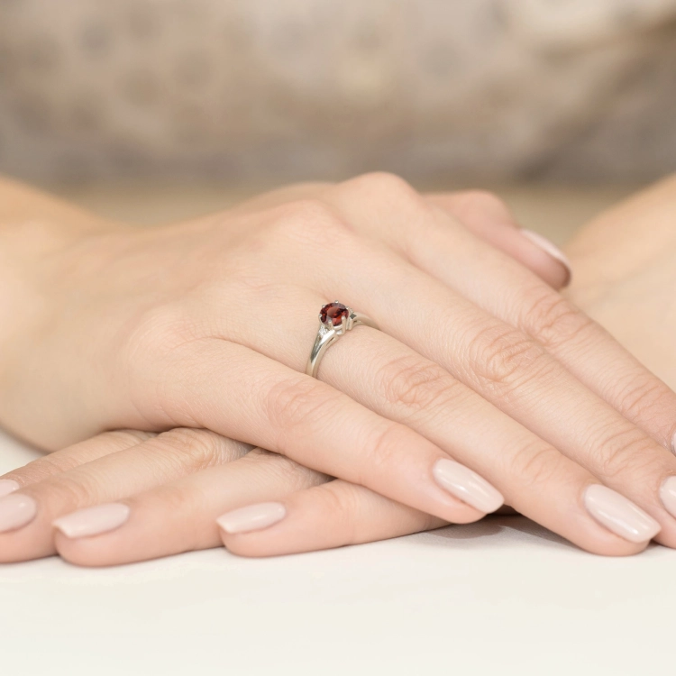 Pierścionek zaręczynowy z białego złota z granatem i diamentami 0,03ct Fire Of Love