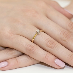 Pierścionek zaręczynowy z żółtego złota z diamentem 0,10ct Fire Of Love
