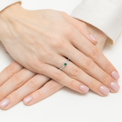 Pierścionek zaręczynowy z białego złota z szmaragdem i diamentami 0,05ct Fire Of Love