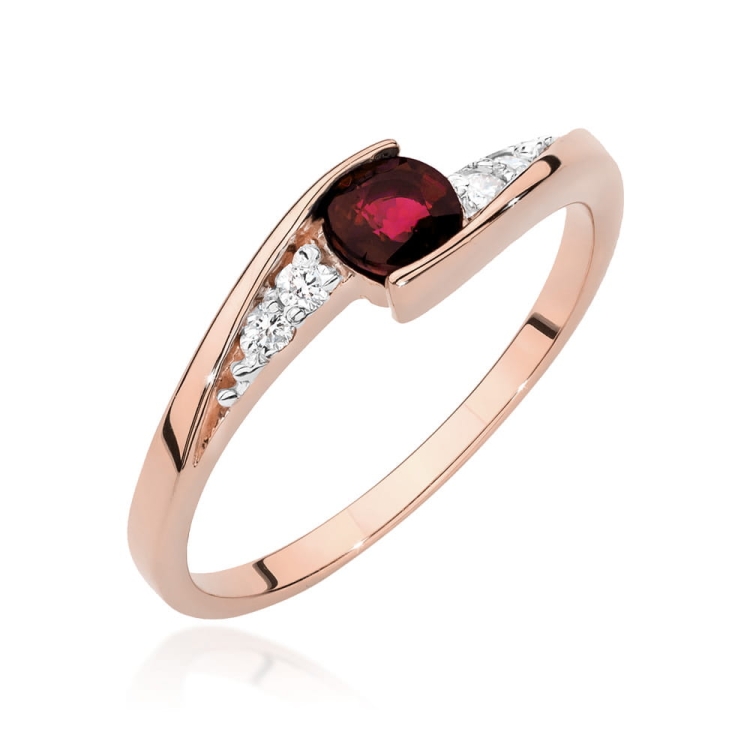 Pierścionek zaręczynowy z różowego złota z rubinem i diamentami 0,06ct Fire Of Love