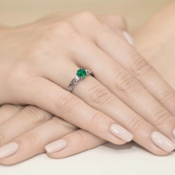 Pierścionek zaręczynowy z białego złota z szmaragdem i diamentami 0,02ct Fire Of Love