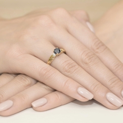 Pierścionek zaręczynowy z żółtego złota z czarnym diamentem i diamentami 0,02ct Fire Of Love