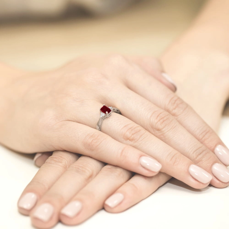 Pierścionek zaręczynowy z białego złota z granatem i diamentami 0,03ct Fire Of Love