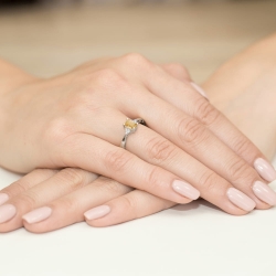 Pierścionek zaręczynowy z białego złota z cytrynem i diamentami 0,03ct Fire Of Love