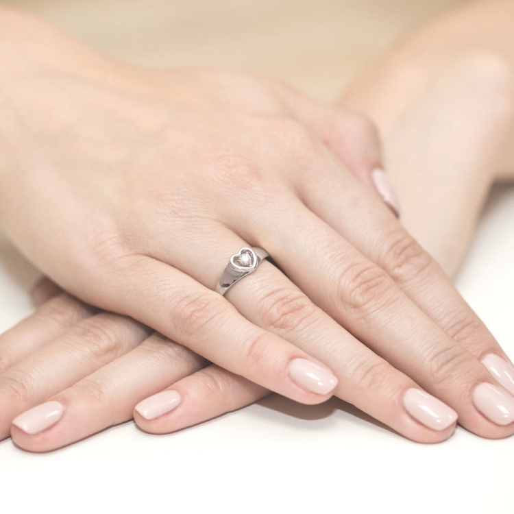 Pierścionek zaręczynowy z białego złota z diamentem 0,10ct Fire Of Love